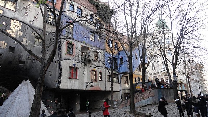 DSC01066 01.JPG - Sok hullámos vonal. A művész az egyenes vonalakat az ördög eszközének nevezte.